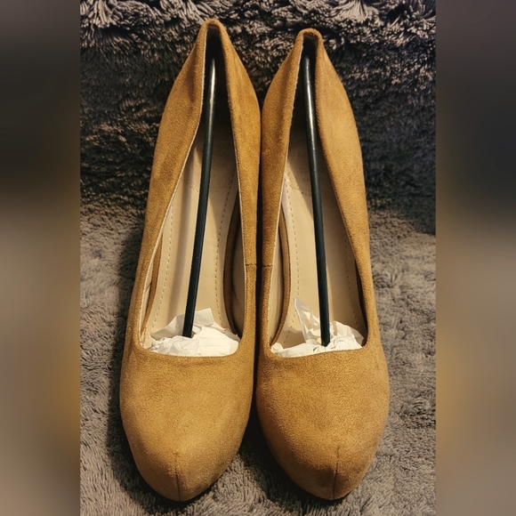 NIB OLLIO Tan Cheetah Platform Heels - Picture 1 of 4